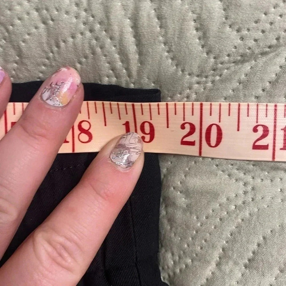 Ann Taylor Black Pull On Elastic Waist Shorts Pockets NWOT Pleated - Picture 5 of 6